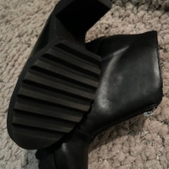 CUTE Chunky Heel Platform Bootie!! - Picture 3 of 3